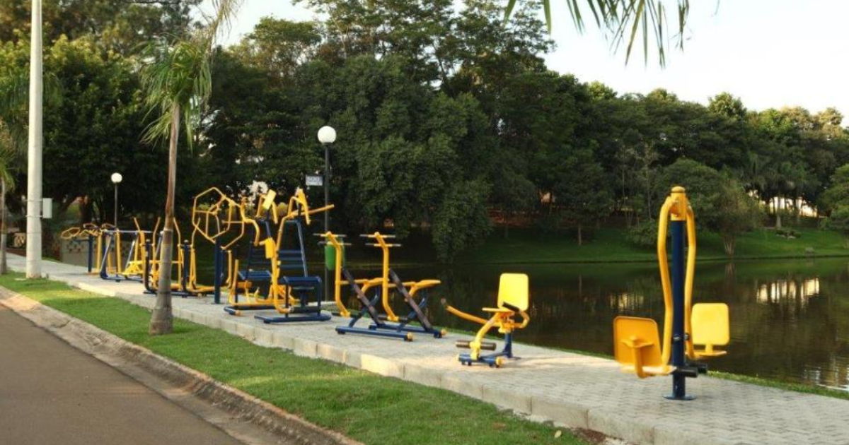 Praças com academia gratuita na Vila Mariana viram alternativa às academias pagas