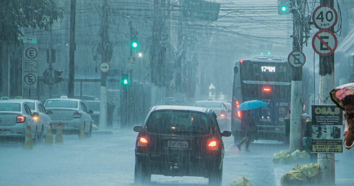 Chuva HOJE deixa ruas molhadas e trânsito ainda lento na Vila Mariana às 22h em SP