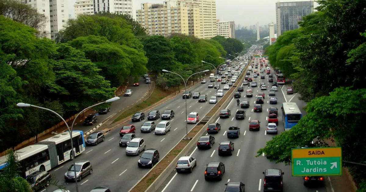 Motoristas enfrentam lentidão intensa na região da 23 de Maio nesta quinta-feira