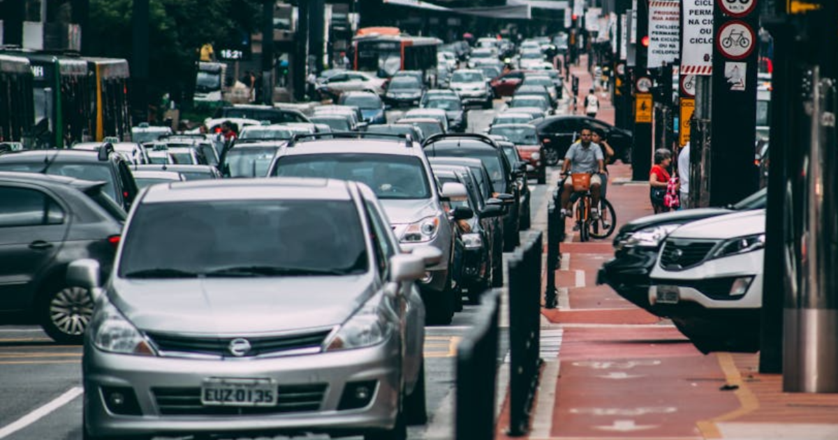 Acidentes e trânsito travam vias da Vila Mariana AGORA às 8h com ponto crítico na Afonso Celso