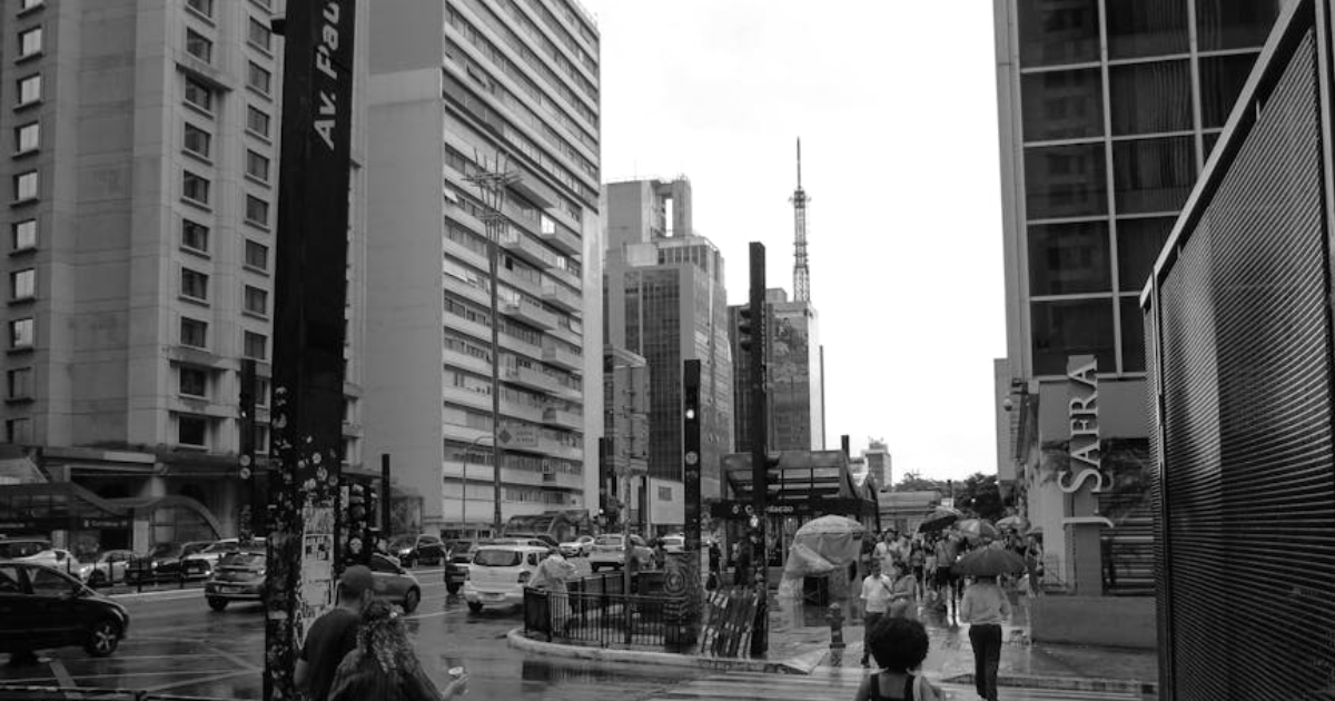 Trânsito na Vila Mariana às 9h42: Rua Santa Cruz tem lentidão e média viária cai para 29 km/h